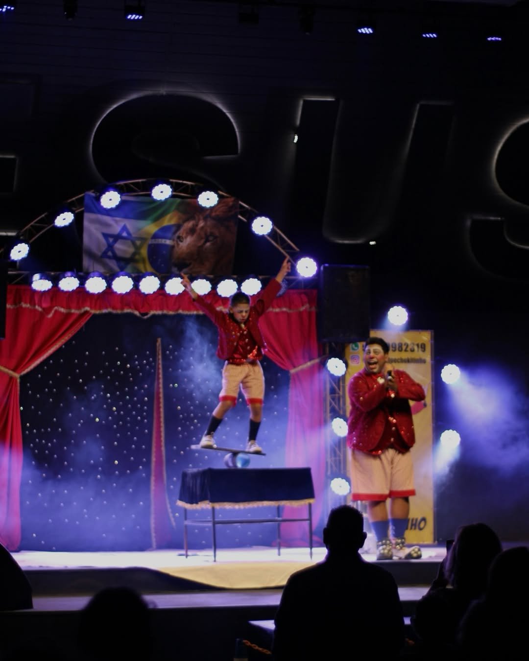 Show no palco com luzes